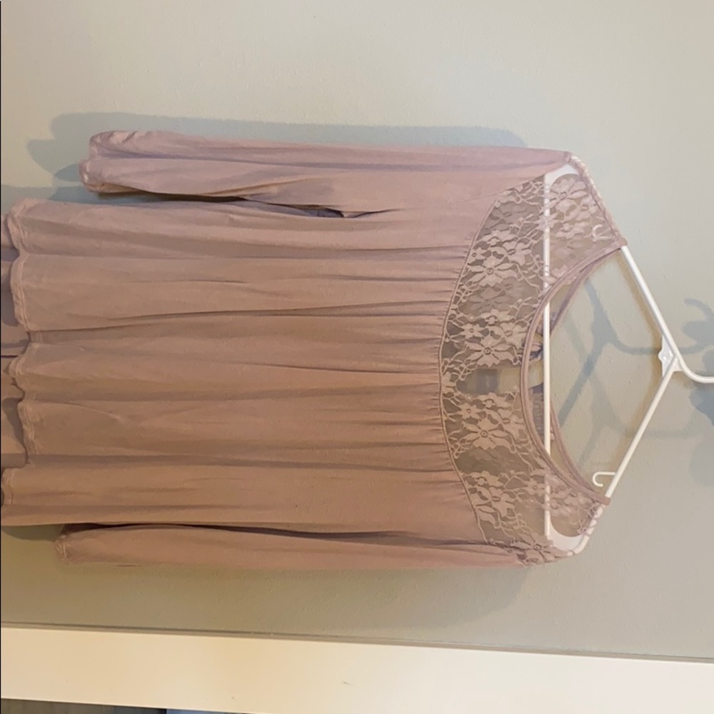3/4 sleeve flowy top.